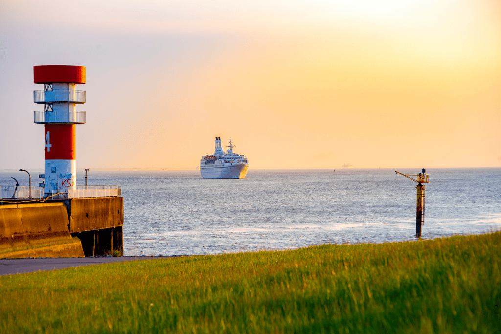 Kreuzfahrtschiff auf der Elbe bei Brunsbüttel im Abendlicht