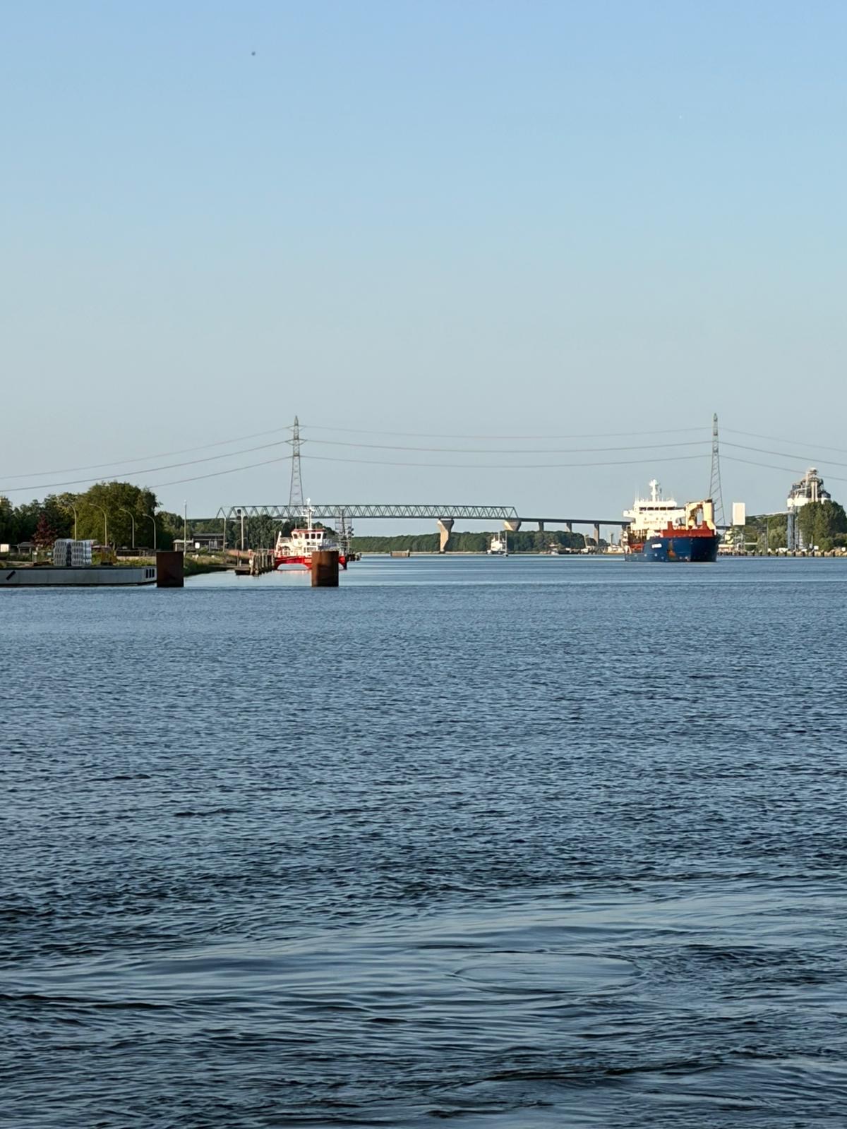 Schiffe auf dem Nord-Ostsee-Kanal bei Brunsbüttel