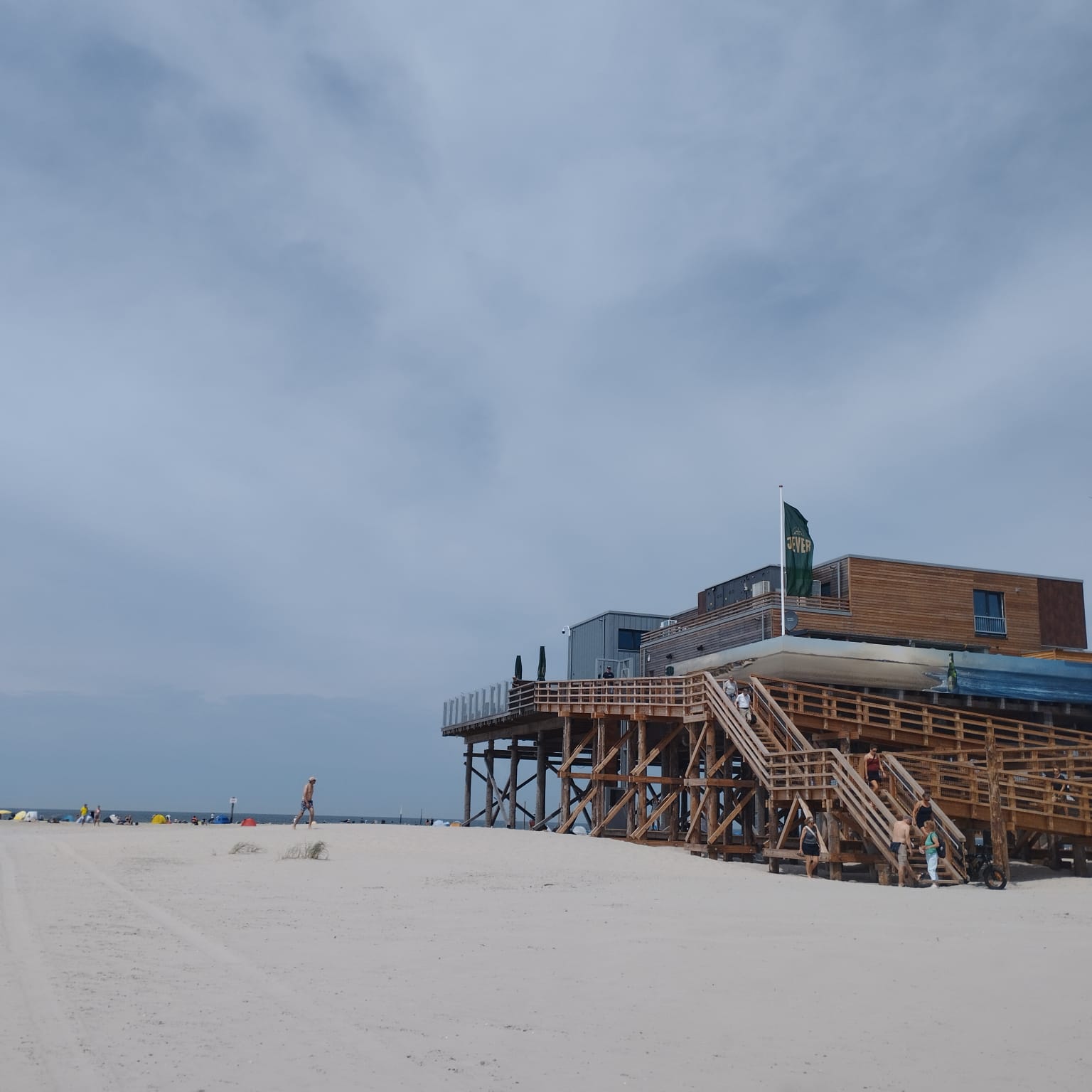 Strand von St. Peter Ording mit Pfahlbauten