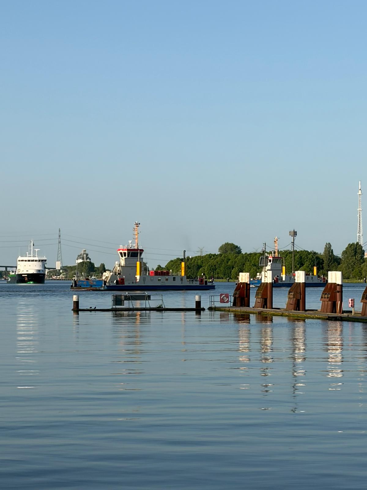 Fähre und Schiffe auf dem Kanal in Brunsbüttel