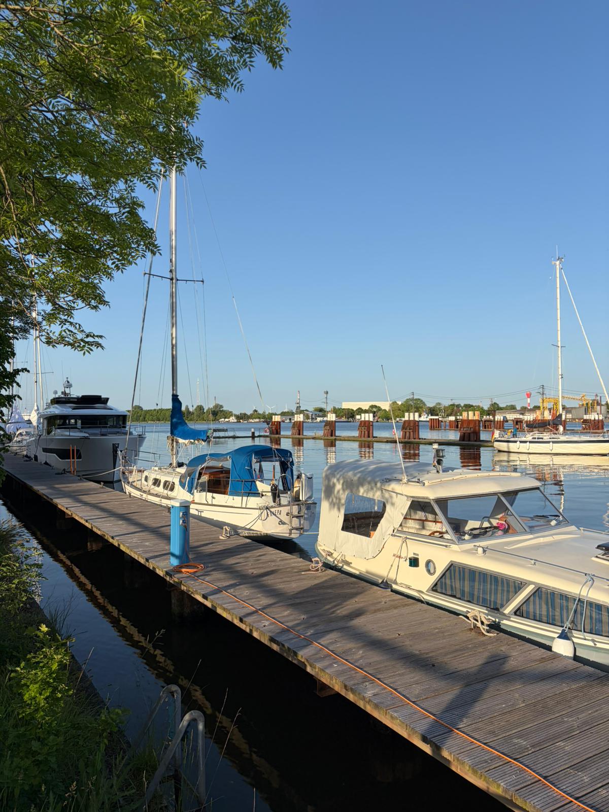 Sportboothafen mit Segelbooten am Steg