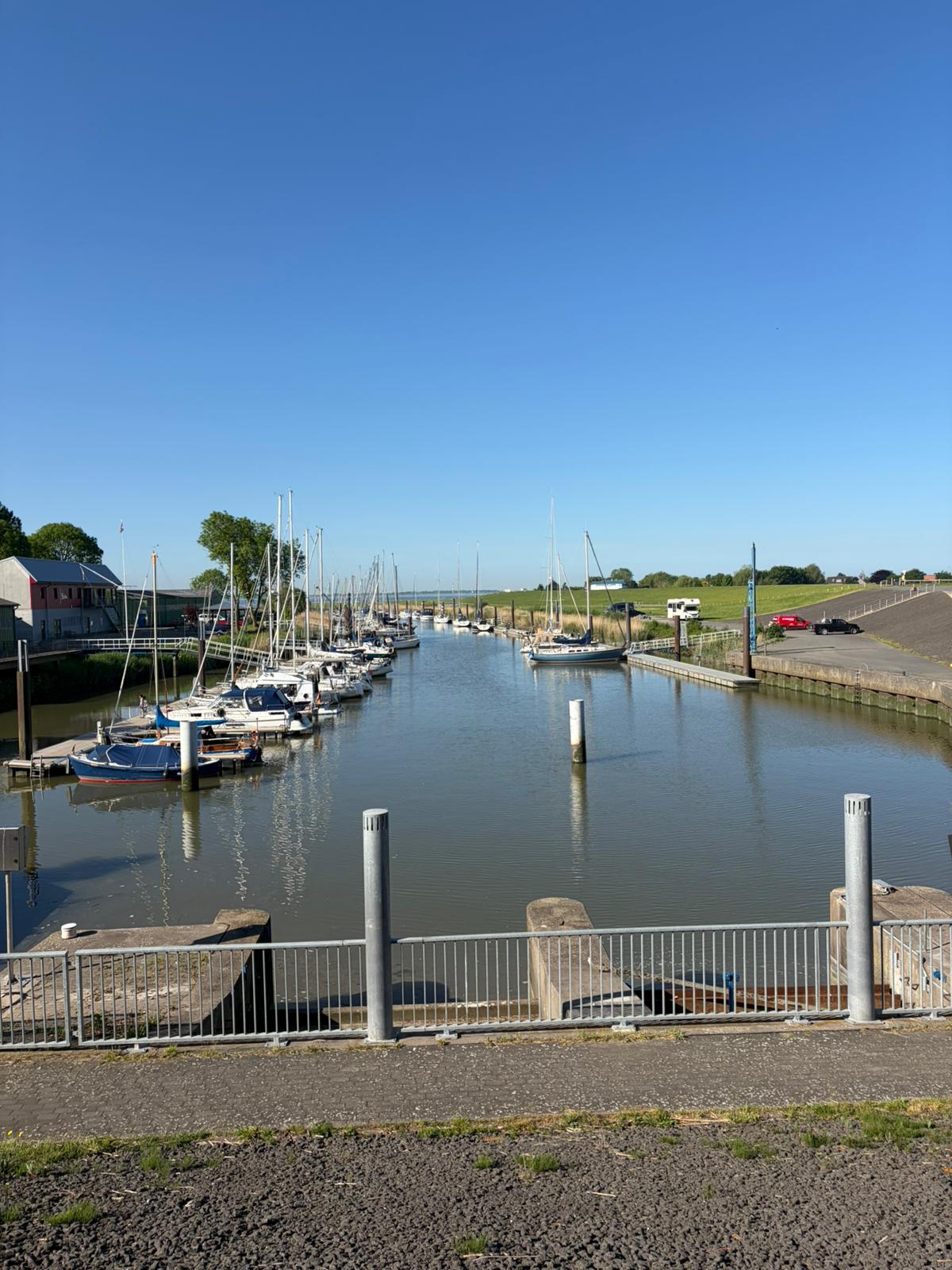 Yachthafen am Deich mit Segelbooten