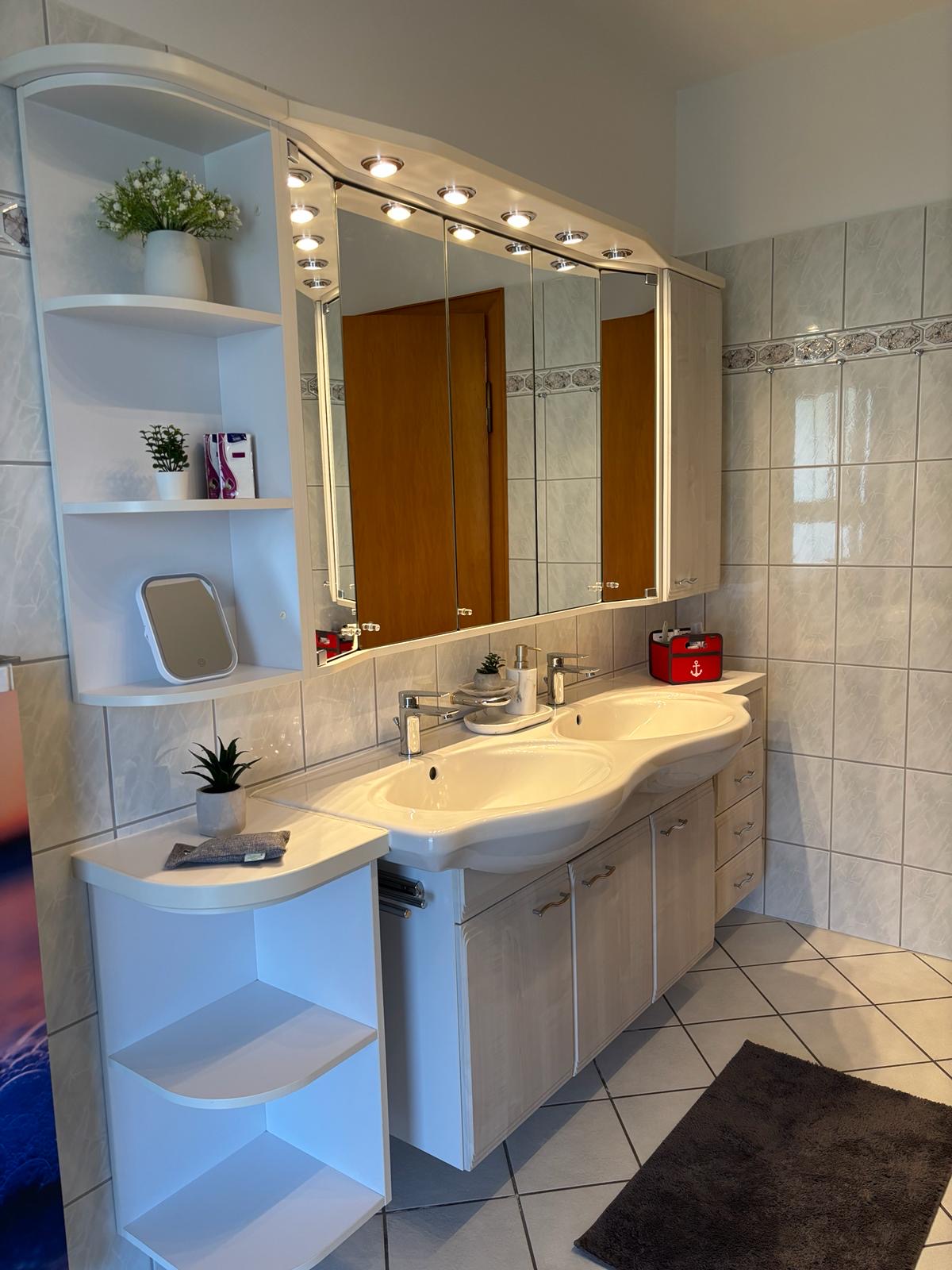 Badezimmer mit Ablageregalen und gefliestem Boden