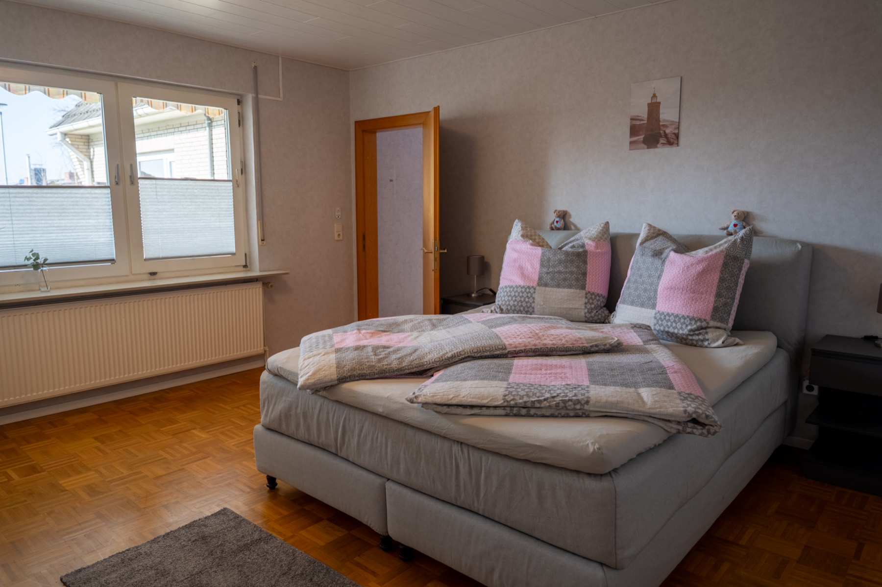 Schlafzimmer mit Boxspringbett