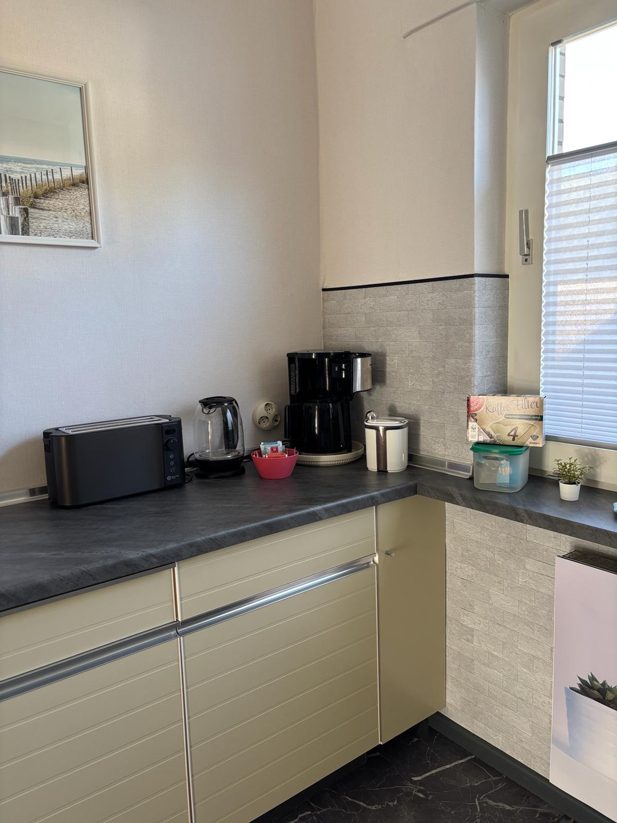 Küche mit Kaffeemaschine und Toaster