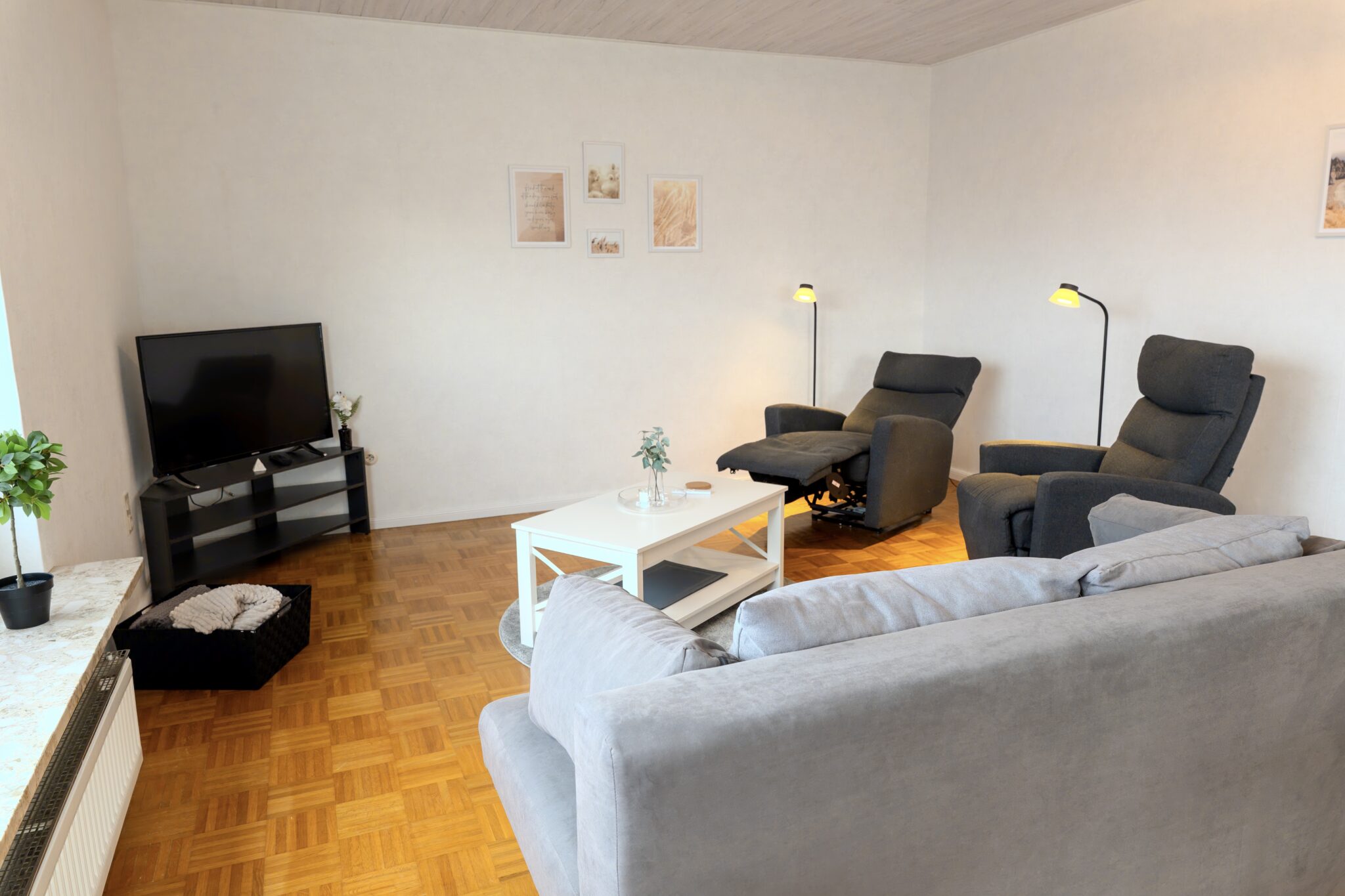 Lounge mit Fernseher und Relaxsesseln