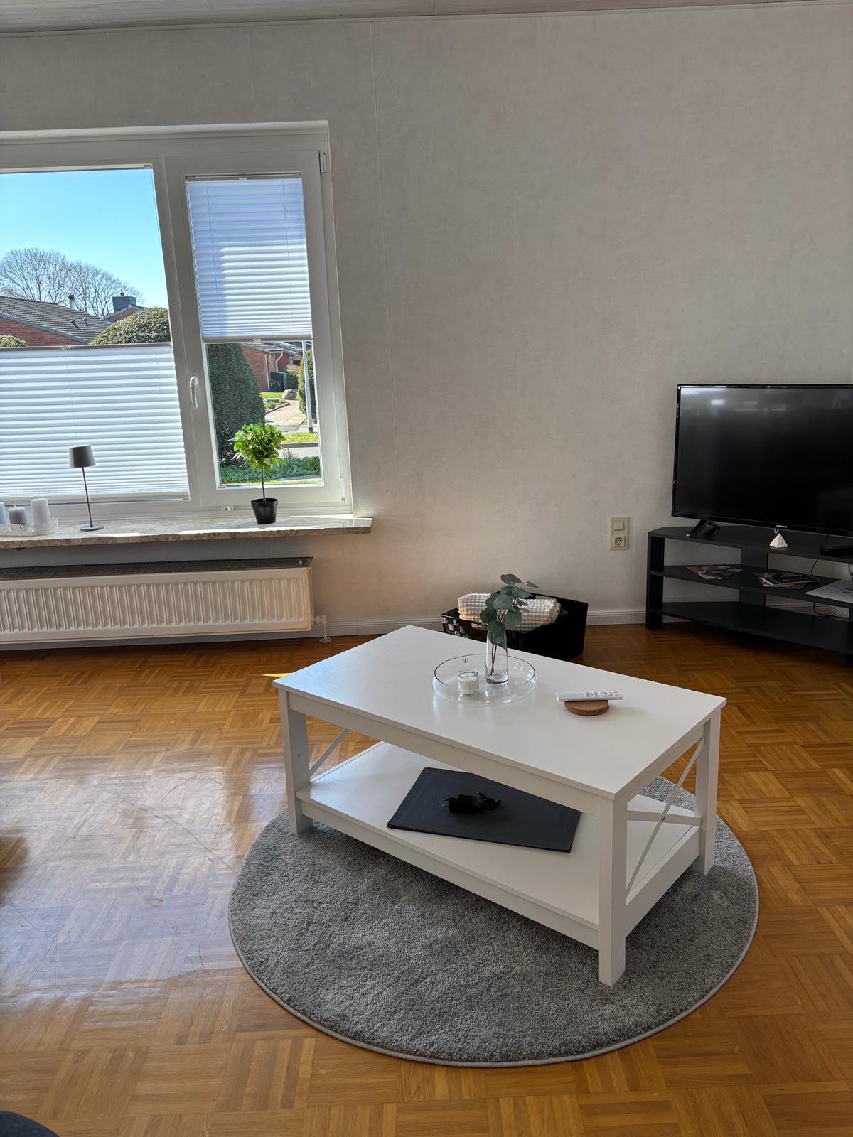Wohnzimmer mit Couchtisch und Fernseher